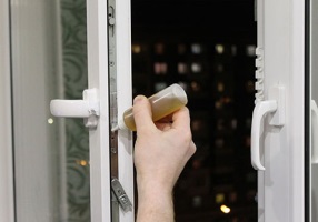 Провисшая створка пластикового окна: как определить?